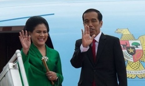 Presiden Jokowi dan Ibu Negara Iriana Widodo di pintu pesawat kepresidenan.