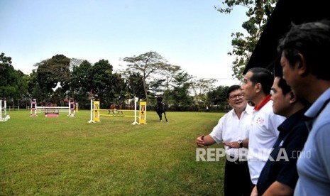 Presiden Jokowi dan Ketua Inasgoc Erick Thohir meninjau Pelantas Equistrian di Bogor, Jawa Barat, Ahad (6/5).