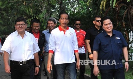 Presiden Jokowi dan Ketua Inasgoc meninjau Pelantas Equistrian di Bogor, Jawa Barat, Ahad (6/5).