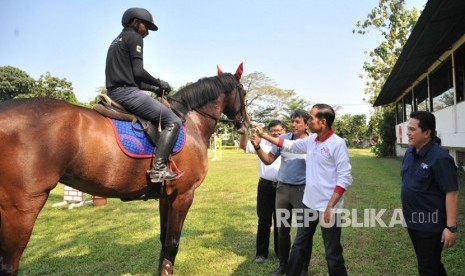 Presiden Jokowi dan Ketua Inasgoc meninjau Pelantas Equistrian di Bogor, Jawa Barat, Ahad (6/5).