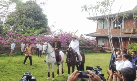 Presiden Jokowi dan Ketua Umum Partai Gerindra Prabowo Subianto menunggang kuda usai menggelar pertemuan tertutup di kediaman Prabowo di Bogor, Senin (31/10).