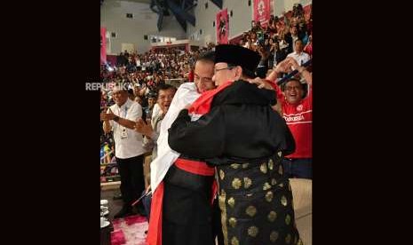 Presiden Jokowi dan Ketua Umum Pengurus Besar Ikatan Pencak Silat Indonesia (IPSI) usai menyaksikan pertandingan pencak silat di Padepokan Pencak Silat, TMII. 