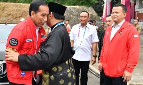 Presiden Jokowi dan Ketua Umum Pengurus Besar Ikatan Pencak Silat Indonesia (IPSI) usai menyaksikan pertandingan pencak silat di Padepokan Pencak Silat, TMII. 