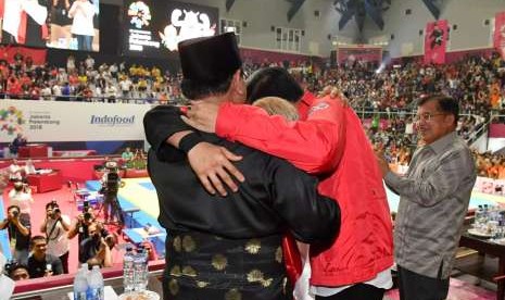 Presiden Jokowi dan Ketua Umum Pengurus Besar Ikatan Pencak Silat Indonesia (IPSI) usai menyaksikan pertandingan pencak silat di Padepokan Pencak Silat, TMII. 