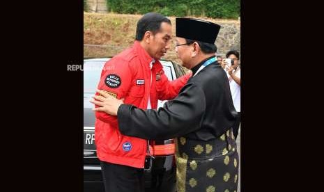 Presiden Jokowi dan Ketua Umum Pengurus Besar Ikatan Pencak Silat Indonesia (IPSI) usai menyaksikan pertandingan pencak silat di Padepokan Pencak Silat, TMII. 