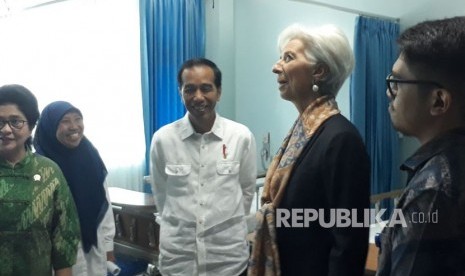 Presiden Joko Widodo dan Direktur Pelaksana IMF Christine Lagarde melakukan tinjauan ke Rumah Sakit Pusat Pertamina (RSPP) terkait program pelaksanaan KIS, Senin (26/2).