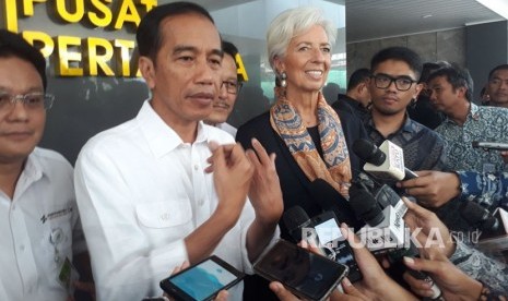 Presiden Joko Widodo dan Direktur Pelaksana IMF Christine Lagarde melakukan tinjauan ke Rumah Sakit Pusat Pertamina (RSPP) terkait program pelaksanaan KIS, Senin (26/2). 