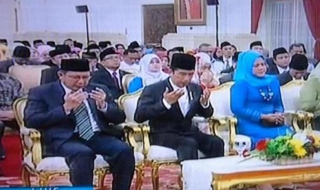 Presiden Jokowi dan Menag Lukman Hakim mendengarkan bacaan Alquran langgam Jawa.