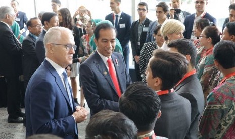 Presiden Jokowi dan Perdana Menteri Australia Malcolm Turnbull menyapa rombongan pelajar Indonesia-Australia di sela sela rangkaian acara pertemuan para pemimpin ASEAN dan Malcolm Turnbull.