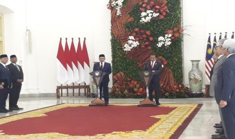 Presiden Jokowi dan PM Malaysia Anwar Ibrahim memberikan keterangan pers bersama usai melakukan pertemuan bilateral di Istana Kepresidenan Bogor, Jawa Barat, Senin (9/1).