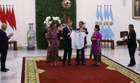 Presiden Jokowi dan Presiden Argentina Mauricio saat bertukar cendera mata dalam pertemuan bilateral di Istana Kepresidenan Bogor, Jawa Barat siang ini, Rabu (26/6). Presiden Jokowi memberikan suvernir berupa bola buatan Majalengka dan Presiden Mauricio memberikan jersey bernomor punggung 10.