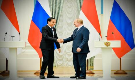 Presiden Jokowi dan Presiden Rusia Vladimir Putin saat memberikan keterangan pers bersama usai pertemuan di Istana Kremlin, Kamis (30/6).