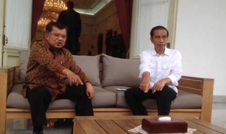 Presiden Jokowi dan Wapres JK berbincang terkait aksi unjuk rasa 4 November