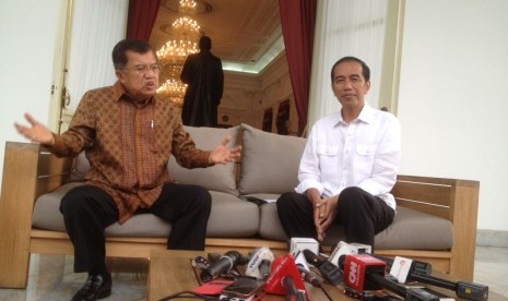 Presiden Jokowi dan Wapres Jusuf Kalla berbincang di teras belakang Istana Merdeka, Jakarta, Kamis (3/11)