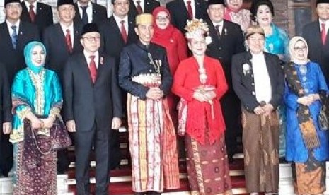 Presiden Jokowi dan Wapres Jusuf Kalla 'bertukar' baju adat