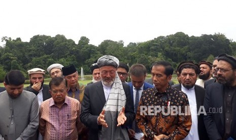 Presiden Jokowi dan Wapres Jusuf Kalla menjamu kunjungan 27 orang dari perwakilan dewan tinggi perdamaian Afganistan di Istana Kepresidenan Bogor, Selasa (22/11).