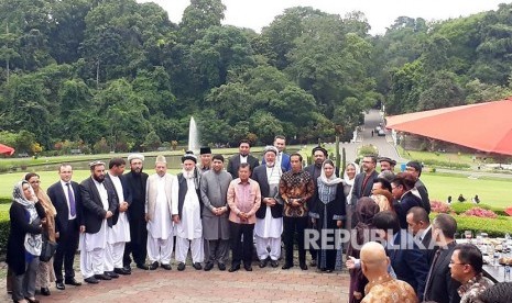 Presiden Jokowi dan Wapres Jusuf Kalla menjamu kunjungan 27 orang dari perwakilan dewan tinggi perdamaian Afganistan di Istana Kepresidenan Bogor, Selasa (22/11).