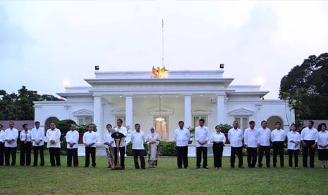 Presiden Jokowi dan Wapres Jusuf Kalla saat membacakan pengumuman kabinet di Istana Negara, Ahad (26/10)