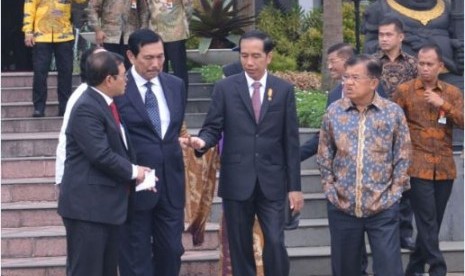 Presiden Jokowi diapit Wapres Jusuf Kalla dan Menko Polhukam Luhut Panjaitan.