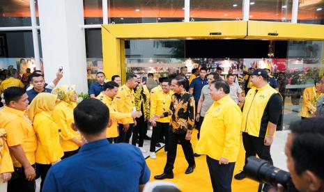 Presiden Jokowi didampingi Ketua Umum Golkar Airlangga Hartarto saat menyambangi kantor DPP Partai Golkar, Slipi, Jakarta Barat.