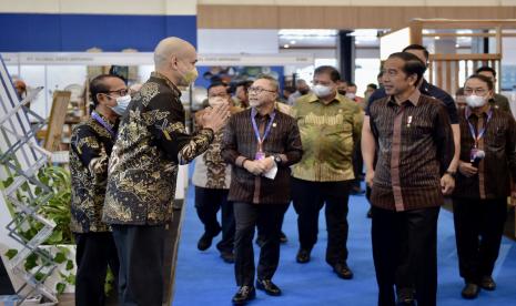 Presiden Jokowi didampingi Mendag Zulkifli Hasan dan Menko Perekonomian Airlangga Hartarto meninjau stan di 