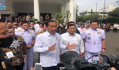 Presiden Jokowi didampingi Menhan Prabowo mengunjungi para peserta Rapim Kemhan di Jakarta, Rabu (18/1). 