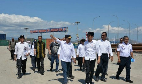 Presiden Jokowi didampingi Menhub Budi Karya Sumadi meninjau Pelabuhan Labuan Bajo, NTT, Kamis (11/7).