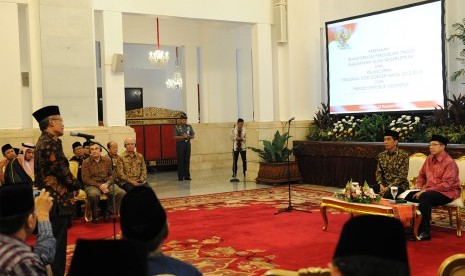 Presiden Jokowi didampingi Menteri Agama Lukman Hakim Saefudin berdialog dengan rektor PTKIN, di Istana Negara, Jakarta, Jumat (19/12).