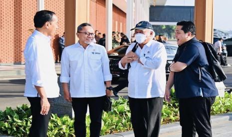 Presiden Jokowi didampingi Menteri BUMN Erick Thohir, Menteri Perdagangan Zulkifli Hasan, dan Menteri Pekerjaan Umum dan Perumahan Rakyat Basuki Hadimuljono saat meninjau jalan rusak di Provinsi Lampung, Jumat (5/5/2023).