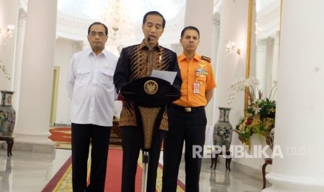 Presiden Jokowi didampingi Menteri Perhubungan Budi Karya Sumadi, dan Kepala Basarnar, Marsekal Madya Muhammad Syaugi, Rabu (20/6). 