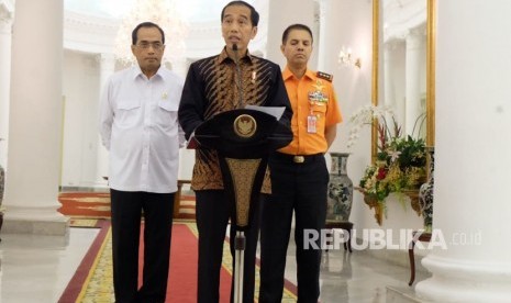 Presiden Jokowi didampingi Menteri Perhubungan Budi Karya Sumadi, dan Kepala Basarnar, Marsekal Madya Muhammad Syaugi, Rabu (20/6). 