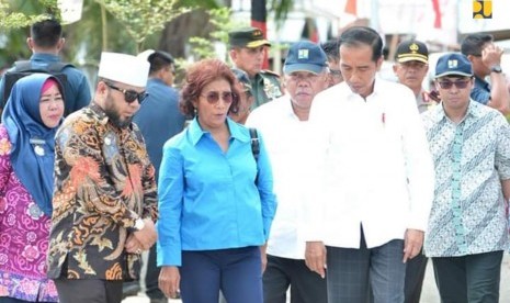  Presiden Jokowi didampingi eks Menteri Kelautan dan Perikanan Susi Pudjiastuti meninjau Kampung Sumber Jaya di Bengkulu.