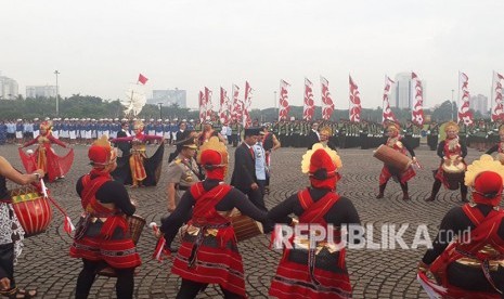 Presiden Jokowi didampingi Panglima TNI Hadi Tjahyanto, Kapolri Tito Karnavian, dan Gubernur DKI Jakarta Anies Baswedan mengahdiri Apel Bersama Wanita TNI, Polwan dan Segenap Wanita Komponen Bangsa dalam rangka Memperingatai Hari Kartini Tahun 2018, di Monumen Nasional, Rabu (25/4).