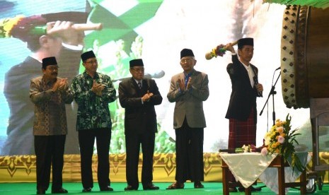 Presiden Jokowi didampingi Pengurus PBNU dan Gubernur Jatim Soekarwo memukul bedug tanda pembukaan Muktamar ke-33 NU, di alun-alun Jombang, Sabtu (1/8) malam.