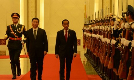 Presiden Jokowi didampingi Presiden RRC Xi Jinping memeriksa barisan pada upacara kenegaraan di Balai Agung Rakyat, Beijing, Kamis (26/3).