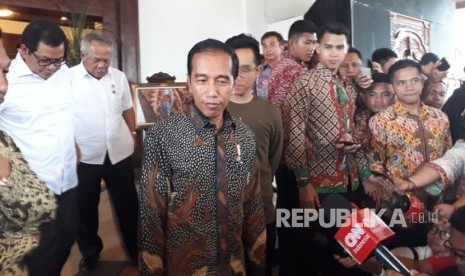 Presiden Jokowi didampingi sejumlah menteri berbincangan dengan awak media usai melakukan gladi bersih ijab qabul, Selasa (7/11). 