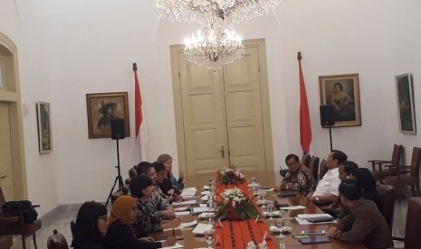 Presiden Jokowi didampingi sejumlah menteri menerima kunjungan perwakilan Bank Dunia Indonesia, Selasa (21/11).