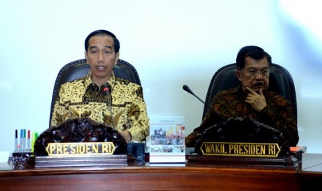 Presiden Jokowi didampingi Wakil Presiden Jusuf Kalla memimpin rapat terbatas, di kantor Presiden, Jakarta, Jumat (23/10).