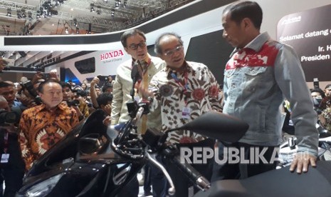 Presiden Jokowi ditemani Menperin Airlangga Hartarto dan Setkab Pramono Anung mengunjugi pameran IIMS 2018 di Jiexpo Kemayoran, Kamis (19/4).