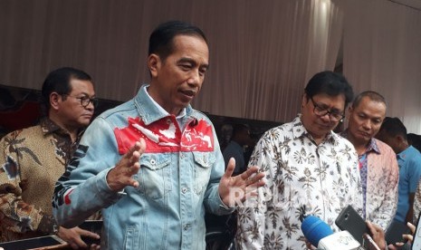 Presiden Jokowi ditemani Menperin Airlangga Hartarto dan Setkab Pramono Anung mengunjugi pameran IIMS 2018 di Jiexpo Kemayoran, Kamis (19/4). 