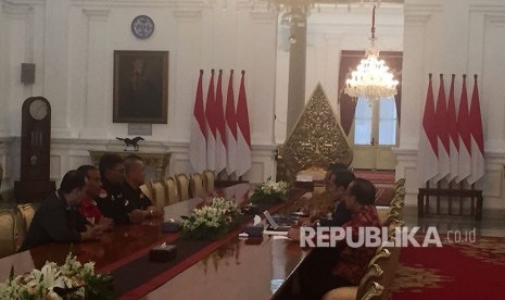 Presiden Jokowi ditemani Mensesneg dan Pratikno menerima perwakilan Aliando di Istana Negara, Selasa (27/3). 