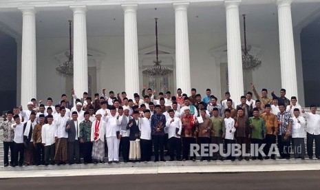 Presiden Jokowi  foto bersama dengan sejumlah ulama dari Jawa Barat, Selasa (3/4). 