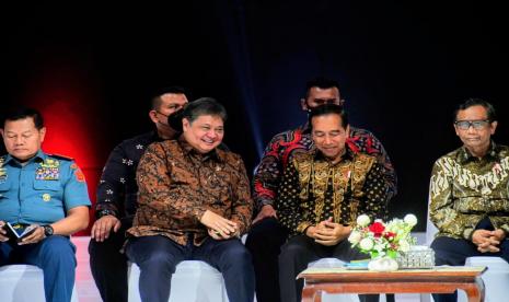 Presiden Jokowi (kedua kanan), bersama Menko Perekonomian Airlangga Hartarto (kedua kiri) saat menghadiri Rakornas Kepala Daerah dan Forkopimda yang dipantau secara virtual, Selasa (17/1/2023). 