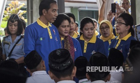 Presiden Jokowi (kiri) bersama Menteri Kesehatan Nila F Moeloek (kanan) dan Menteri Koordinator Bidang Pembangunan Manusia dan Kebudayaan Indonesia, Puan Maharani (ketiga kanan) berdialog saat acara Pencanangan Kampanye Imunisasi Measless Rubella (MR) di Madrasah Tsanawiah 10, Sleman, DI Yogyakarta, Senin (1/8). 