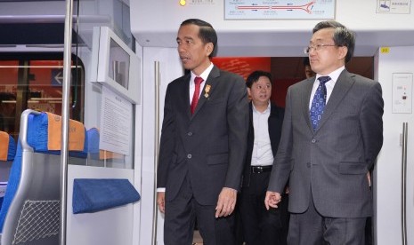 Presiden Jokowi (kiri) meninjau Transportasi Massal Terintegerasi di Stasiun Dong Zhi Men Beijing Tiongkok, 26 Maret 2015. 