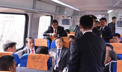 Presiden Jokowi (kiri) meninjau Transportasi Massal Terintegerasi di Stasiun Dong Zhi Men Beijing Tiongkok, 26 Maret 2015 .