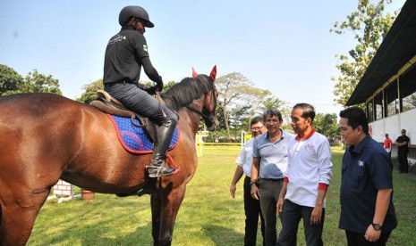 Presiden Jokowi kunjungi atlit pelatnas berkuda didampingi Ketua Umum Komite Olimpiade Indonesia (KOI) Erick Thohir di Arthayasa Stable, Bogor, Jawa Barat, Ahad (6/5).