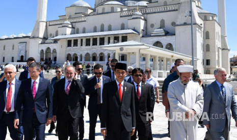 Presiden Jokowi kunjungi masjid terbesar Turki