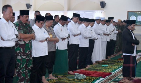 Presiden Jokowi melaksanakan shalat Istisqa di Masjid Amrullah Kompleks Pangkalan TNI AU Roesmin Nurjadin, Kota Pekanbaru, Riau, Selasa (17/9). 