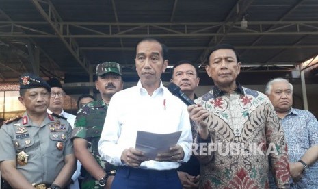 Presiden Jokowi melakukan konferensi pers terkait pengeboman di surabaya, Ahad (13/5). 